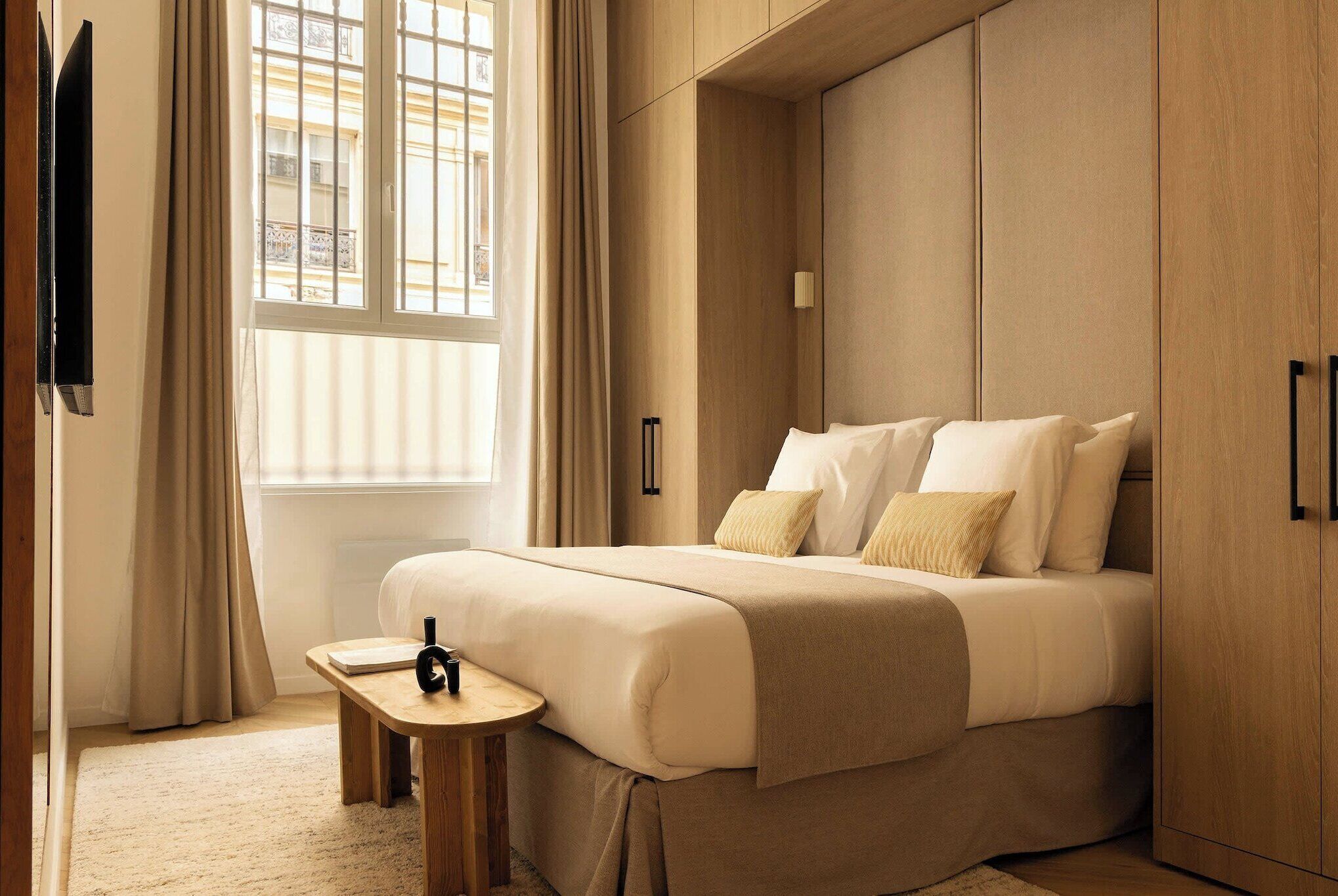 2 bedrooms, desk, iron/ironing board, bed sheets