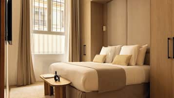 2 habitaciones, escritorio y tabla de planchar con plancha