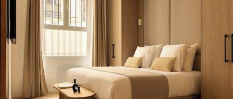 2 chambres, bureau, fer et planche à repasser, draps fournis