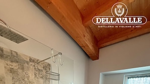 Een moderne badkamer met douche, toilet en wastafel.