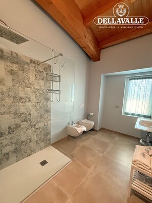 Casa geminada, vista para a colina | Banheiro | Produtos de toalete grátis, secador de cabelo, toalhas de banho 