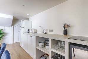 Fridge, microwave, stovetop, dishwasher