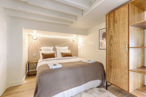 2 bedrooms, desk, iron/ironing board, bed sheets