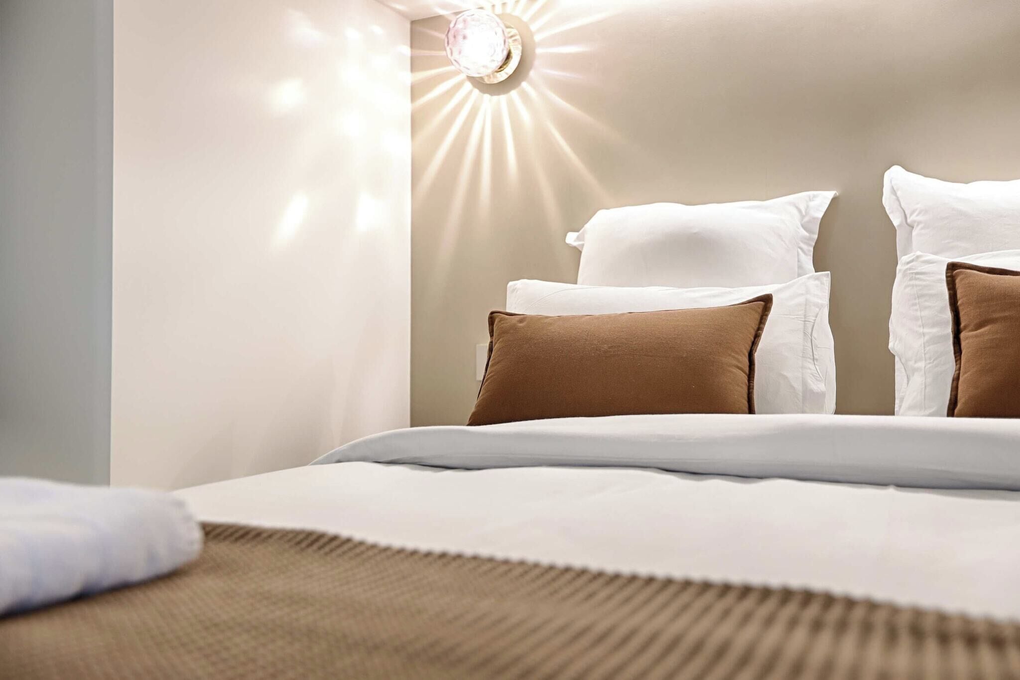 2 bedrooms, desk, iron/ironing board, bed sheets