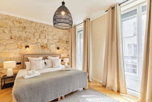 3 habitaciones, escritorio y tabla de planchar con plancha