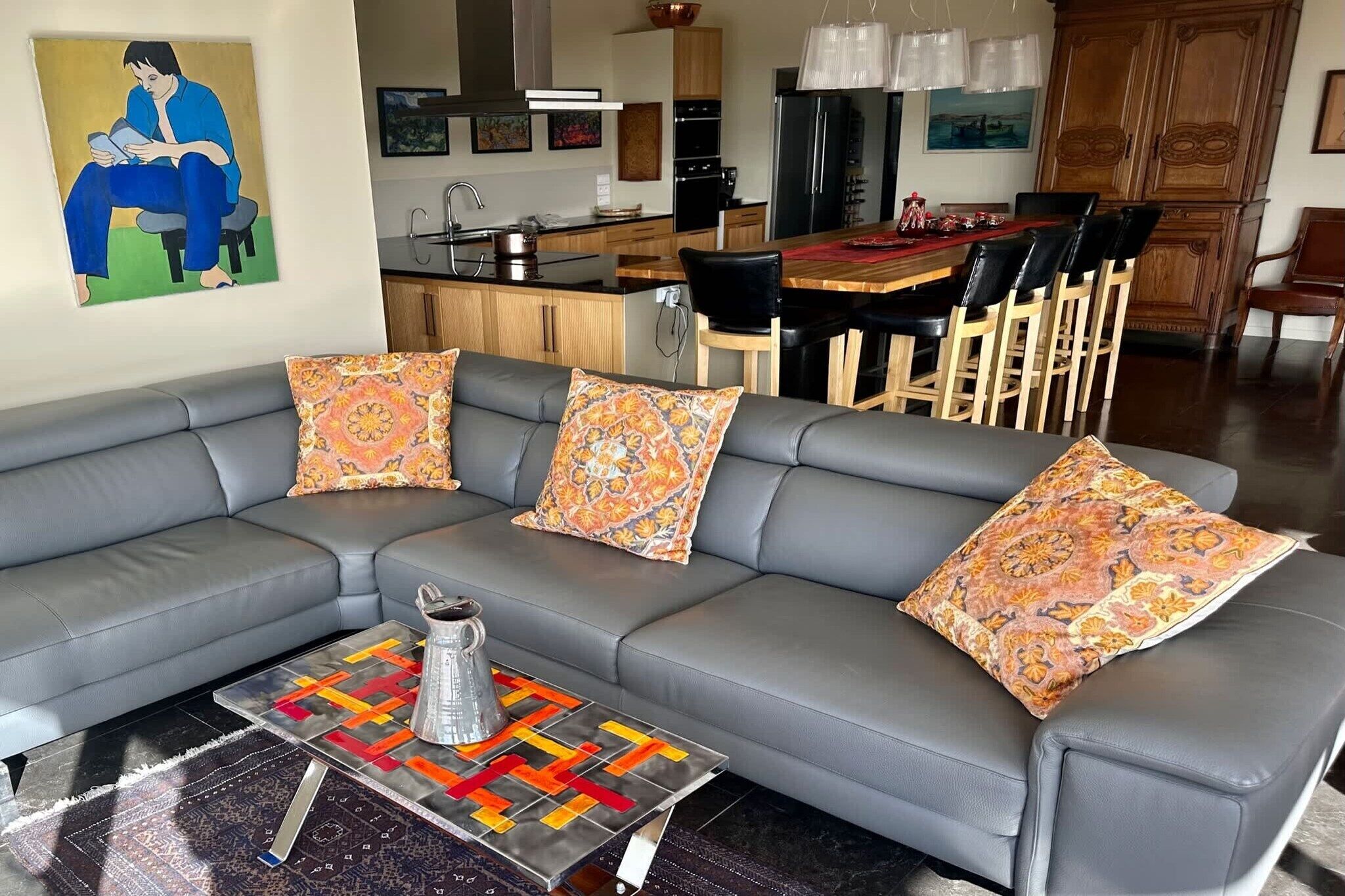 TV connectée, cheminée, chaîne hi-fi