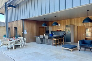 Outdoor dining - Provencal Villa with Garden & Pool (Uzès)