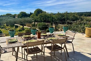 Outdoor dining - Provencal Villa with Garden & Pool (Uzès)