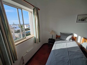 3 chambres, fer et planche à repasser, Wi-Fi, draps fournis