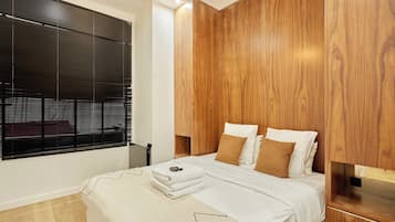 Iron/ironing board, bed sheets