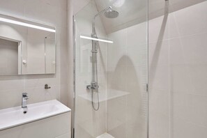 Sèche-cheveux, serviettes fournies