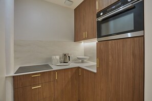 Kühlschrank, Mikrowelle, Herdplatte, Wasserkocher mit Kaffee-/Teezubehör