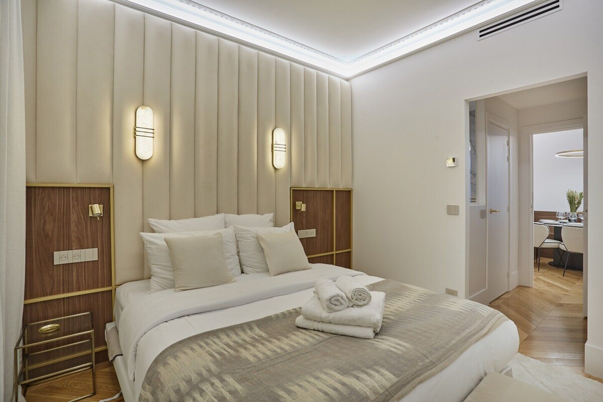 2 habitaciones, escritorio y tabla de planchar con plancha 