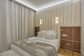 2 bedrooms, desk, iron/ironing board, bed sheets