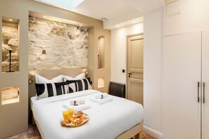 3 bedrooms, desk, iron/ironing board, Internet