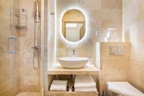 Shower, hair dryer, towels