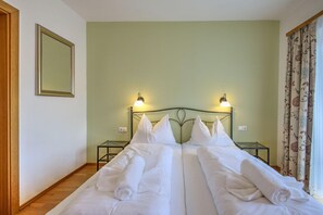 3 bedrooms, travel cot, free WiFi, bed sheets