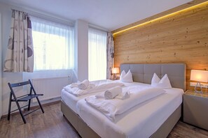 2 bedrooms, travel crib, free WiFi