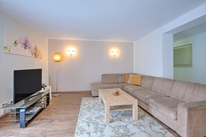 Smart TV, DVD player, stereo