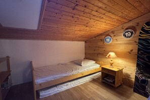 4 عدّة غرف نوم ومكواة/لوح كي