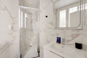 Dusche, Haartrockner, Handtücher