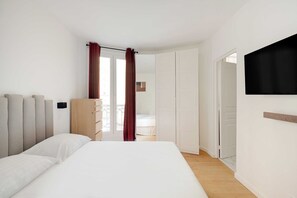 2 Schlafzimmer, Schreibtisch, Bügeleisen/Bügelbrett, Reisekinderbett