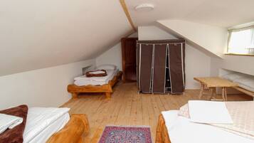 2 bedrooms, travel crib, free WiFi