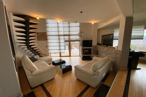 Smart TV y chimenea 
