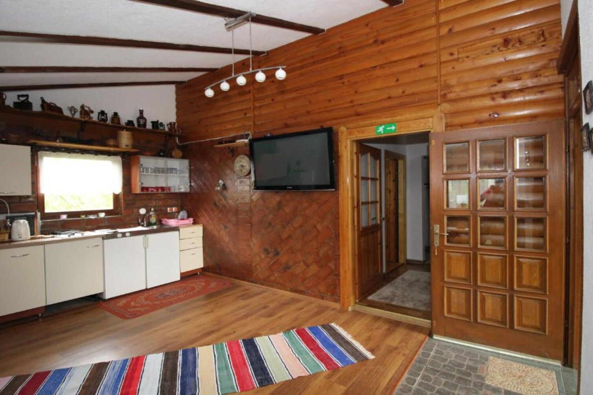 Réfrigérateur, micro-ondes, plaque de cuisson, tables à manger