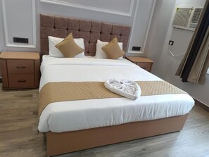 Habitación con 1 cama matrimonial o 2 individuales, vista a la ciudad | Escritorio, espacio para trabajar con laptop y wifi gratis 