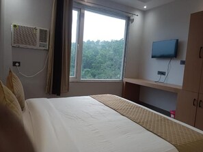 Escritorio, espacio para trabajar con laptop y wifi gratis 