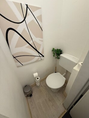 Departamento básico | Baño | Regadera, amenidades de baño gratuitas, secadora de cabello, toallas 