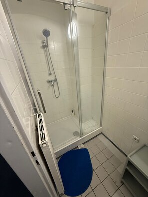 Basic Apartment | Bathroom | Shower, free toiletries, hair dryer, towels - Central Vienna 3BR Apartment Comfort (Vienna)