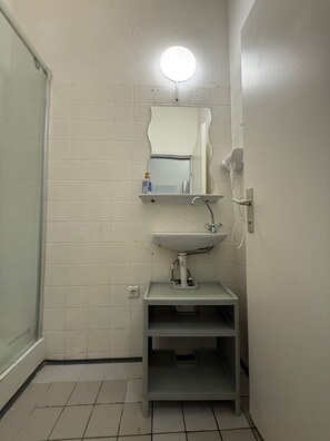 Basic-lejlighed | Badeværelse | Bruser, gratis toiletartikler, hårtørrer, håndklæder