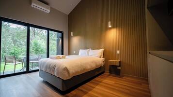 Phòng đôi Deluxe, ban công, quang cảnh núi | Bộ trải giường bằng vải cotton Ai Cập, bộ đồ giường cao cấp, minibar