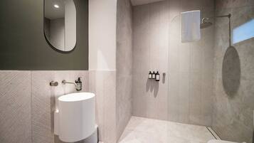 Deluxe Double Room, Balcony, Mountain View | Bathroom