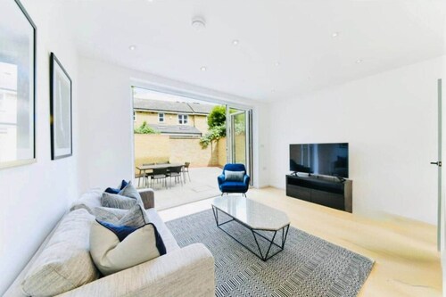 Iconic Home: 4BR, 4.5BA, Private rooftop terrace | 12Guest
