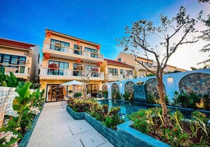 Villa Deluxe, balcón, vistas a la piscina | Sábanas de algodón egipcio y ropa de cama de alta calidad