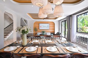 Villa Deluxe, balcon, vue piscine | Cuisine privée | Grand réfrigérateur, micro-ondes, four, chaise haute