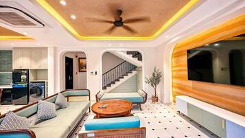 Televisión LCD, chimenea, Netflix, libros