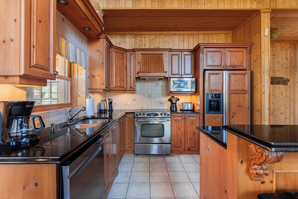 Fridge, microwave, oven, stovetop - Fiddler Lake Resort – Rabbit 12 (Mille-Isles)