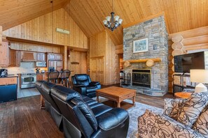 TV, fireplace - Fiddler Lake Resort – Rabbit 12 (Mille-Isles)