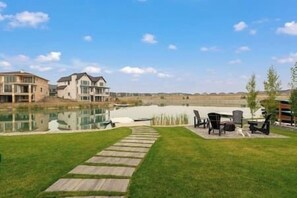 Outdoor dining - Lakefront | 4 Bedroom | Gym + Theatre + Garage | (Calgary)