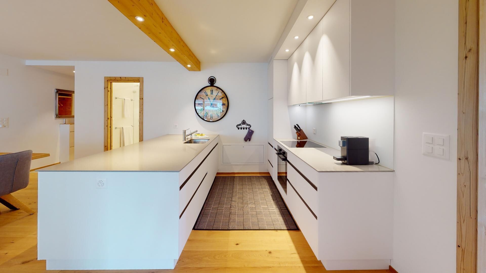 Een koelkast, een oven, een kookplaat, een vaatwasser