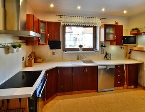 Private kitchen - Large, Comfortable Holiday Villa With a Terrace (Kołobrzeg)