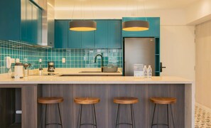 Kjøleskap, mikrobølgeovn, ovn og kokeplater