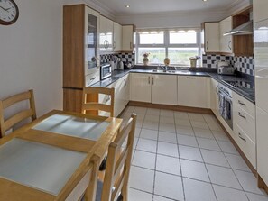 ثلاجة، ميكروويف، فرن، غسالة أطباق