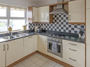 ثلاجة، ميكروويف، فرن، غسالة أطباق