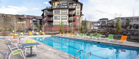 Lämmitetty uima-allas