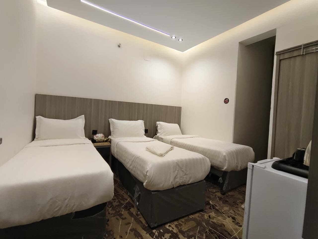 Triple Room | In-room safe, bed sheets